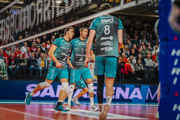 Volleyball Herren Saison 2025 2026 Zoi DVV-Pokal-Halbfinale SVG Lüneburg vs. SWD powervolleys Düren 16.12.2025 Jordan Canham ( 7 SWD powervolleys Düren) jubelt mit Joris Berkout ( 3 SWD powervolleys Düren)