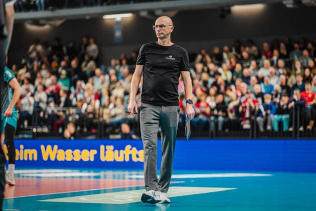 Volleyball Herren Saison 2025 2026 Zoi DVV-Pokal-Halbfinale SVG Lüneburg vs. SWD powervolleys Düren 16.12.2025 Christophe Achten (Trainer SWD powervolleys Düren) schaut angespannt in Richtung Spielfeld