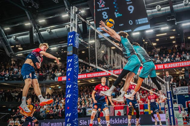 Volleyball Herren Saison 2025 2026 Zoi DVV-Pokal-Halbfinale SVG Lüneburg vs. SWD powervolleys Düren 16.12.2025 Axel Enlund ( 17 SVG Lüneburg) gegen den Block von Robin Baghdaday ( 8 SWD powervolleys Düren) und Kyle Paulson ( 1 SWD powervolleys Düren)