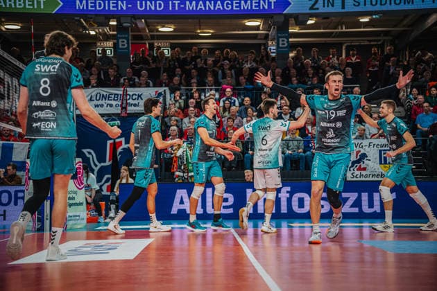 Volleyball Herren Saison 2025 2026 Zoi DVV-Pokal-Halbfinale SVG Lüneburg vs. SWD powervolleys Düren 16.12.2025 Die Mannschaft der SWD powervolleys Düren jubelt