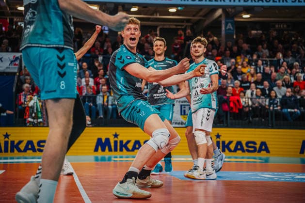 Volleyball Herren Saison 2025 2026 Zoi DVV-Pokal-Halbfinale SVG Lüneburg vs. SWD powervolleys Düren 16.12.2025 Siebe Korenblek ( 12 SWD powervolleys Düren) jubelt