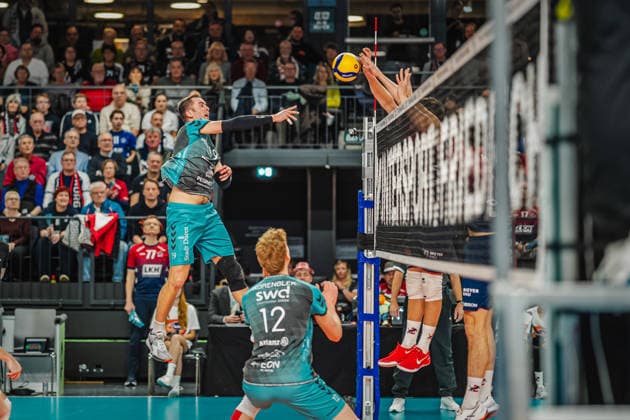 Volleyball Herren Saison 2025 2026 Zoi DVV-Pokal-Halbfinale SVG Lüneburg vs. SWD powervolleys Düren 16.12.2025 Ryan Poole ( 19 SWD powervolleys Düren) greift den Ball an