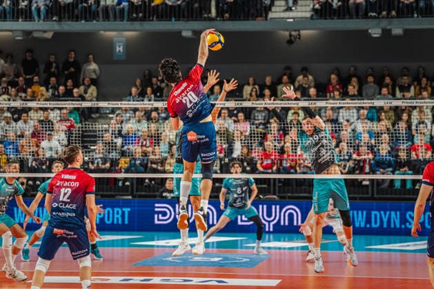 Volleyball Herren Saison 2025 2026 Zoi DVV-Pokal-Halbfinale SVG Lüneburg vs. SWD powervolleys Düren 16.12.2025 Ethan Champlin ( 20 SVG Lüneburg) greift den Ball überdas Hinterfeld an