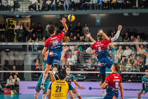 Volleyball Herren Saison 2025 2026 Zoi DVV-Pokal-Halbfinale SVG Lüneburg vs. SWD powervolleys Düren 16.12.2025 Ethan Champlin ( 20 SVG Lüneburg) greift den Ball überdas Hinterfeld an