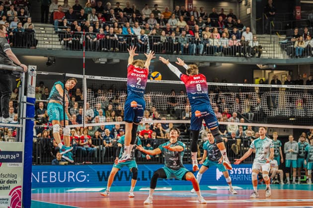 Volleyball Herren Saison 2025 2026 Zoi DVV-Pokal-Halbfinale SVG Lüneburg vs. SWD powervolleys Düren 16.12.2025 Jordan Canham ( 7 SWD powervolleys Düren) gegen den Block von Daniel Gruvaeus ( 2 SVG Lüneburg) und Jackson Howe ( 6 SVG Lüneburg)