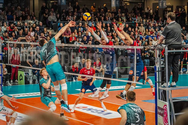 Volleyball Herren Saison 2025 2026 Zoi DVV-Pokal-Halbfinale SVG Lüneburg vs. SWD powervolleys Düren 16.12.2025 Jordan Canham ( 7 SWD powervolleys Düren) gegen den Block von Jackson Howe ( 6 SVG Lüneburg) und Ethan Champlin ( 20 SVG Lüneburg)