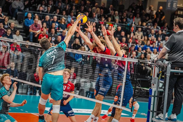 Volleyball Herren Saison 2025 2026 Zoi DVV-Pokal-Halbfinale SVG Lüneburg vs. SWD powervolleys Düren 16.12.2025 Jordan Canham ( 7 SWD powervolleys Düren) gegen den Block von Joscha Kunstmann ( 7 SVG Lüneburg) und Ethan Champlin ( 20 SVG Lüneburg)