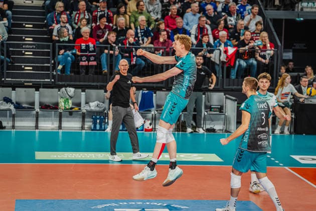 Volleyball Herren Saison 2025 2026 Zoi DVV-Pokal-Halbfinale SVG Lüneburg vs. SWD powervolleys Düren 16.12.2025 Siebe Korenblek ( 12 SWD powervolleys Düren) jubelt