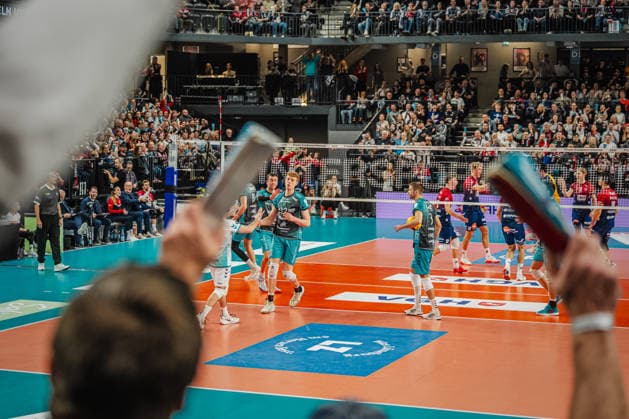 Volleyball Herren Saison 2025 2026 Zoi DVV-Pokal-Halbfinale SVG Lüneburg vs. SWD powervolleys Düren 16.12.2025 Die ganze Halle feiert einen Punkt der SVG Lüneburg