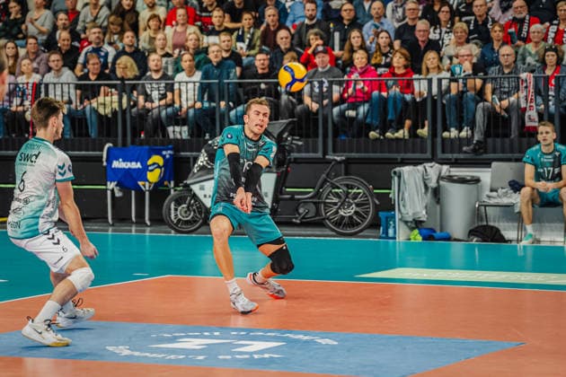 Volleyball Herren Saison 2025 2026 Zoi DVV-Pokal-Halbfinale SVG Lüneburg vs. SWD powervolleys Düren 16.12.2025 Ryan Poole ( 19 SWD powervolleys Düren) bei der Annahme