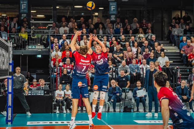 Volleyball Herren Saison 2025 2026 Zoi DVV-Pokal-Halbfinale SVG Lüneburg vs. SWD powervolleys Düren 16.12.2025 Santeri Välimaa ( 12 SVG Lüneburg) spielt den Ball auf Joscha Kunstmann ( 7 SVG Lüneburg)