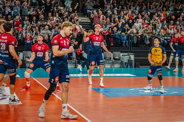 Volleyball Herren Saison 2025 2026 Zoi DVV-Pokal-Halbfinale SVG Lüneburg vs. SWD powervolleys Düren 16.12.2025 Die Mannschaft der SVG Lüneburg bejubelt den ersten Satzball