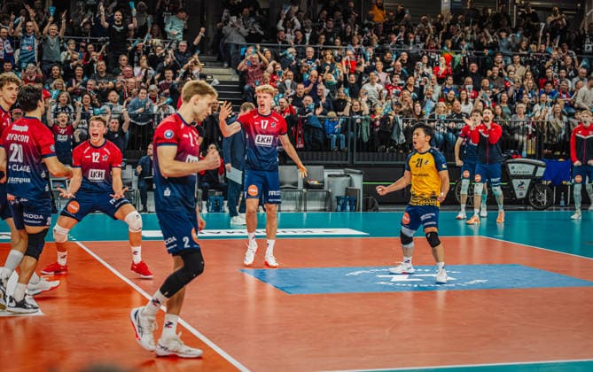 Volleyball Herren Saison 2025 2026 Zoi DVV-Pokal-Halbfinale SVG Lüneburg vs. SWD powervolleys Düren 16.12.2025 Die Mannschaft der SVG Lüneburg bejubelt den ersten Satzball