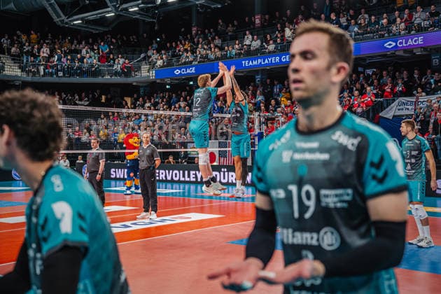 Volleyball Herren Saison 2025 2026 Zoi DVV-Pokal-Halbfinale SVG Lüneburg vs. SWD powervolleys Düren 16.12.2025 Siebe Korenblek ( 12 SWD powervolleys Düren) und Gregor Pernus ( 4 SWD powervolleys Düren) klatschen springend beim Einlaufen ab