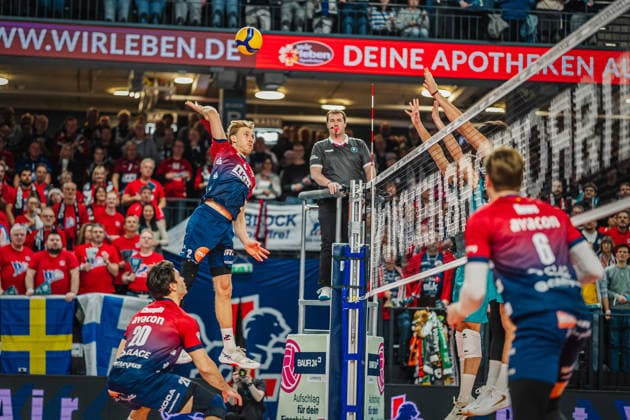 Volleyball Herren Saison 2025 2026 Zoi DVV-Pokal-Halbfinale SVG Lüneburg vs. SWD powervolleys Düren 16.12.2025 Daniel Gruvaeus ( 2 SVG Lüneburg) greift den Ball an