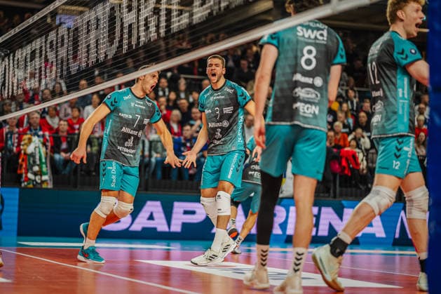 Volleyball Herren Saison 2025 2026 Zoi DVV-Pokal-Halbfinale SVG Lüneburg vs. SWD powervolleys Düren 16.12.2025 Jordan Canham ( 7 SWD powervolleys Düren) jubelt mit Joris Berkout ( 3 SWD powervolleys Düren)