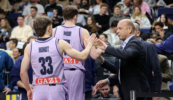 Bennet Hundt klatscht ab mit Geschäftsführer Marco Baldi Basketball Champions League CL Herren Saison 2025 2026 16.12.2025 ALBA Berlin vs. BC Sabah Baku