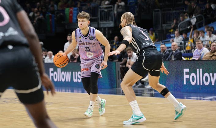 Bennet Hundt am Ball, Hassan Gravett Zweikampf Spielszene Aktion Basketball Champions League CL Herren Saison 2025 2026 16.12.2025 ALBA Berlin vs. BC Sabah Baku