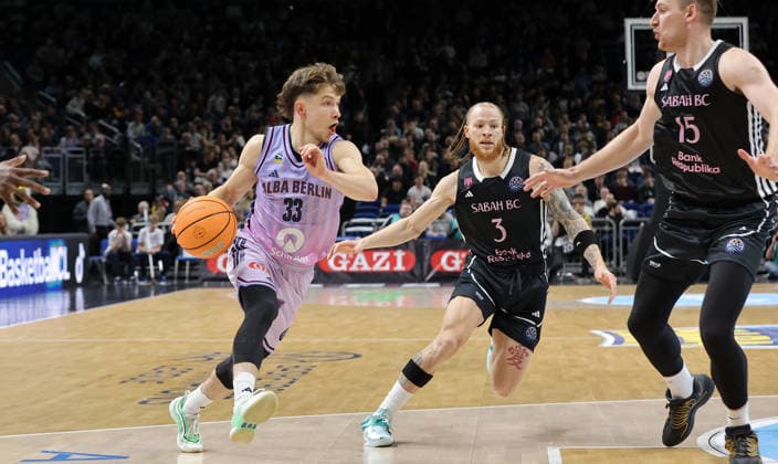 Bennet Hundt am Ball, Hassan Gravett Zweikampf Spielszene Aktion Basketball Champions League CL Herren Saison 2025 2026 16.12.2025 ALBA Berlin vs. BC Sabah Baku