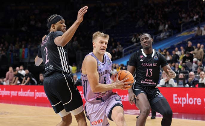 Keith Jordan, Sam Griesel am Ball, James Eads III Zweikampf Spielszene Aktion Basketball Champions League CL Herren Saison 2025 2026 16.12.2025 ALBA Berlin vs. BC Sabah Baku
