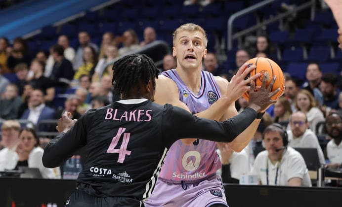 Gerry Blakes, Sam Griesel am Ball Zweikampf Spielszene Aktion Basketball Champions League CL Herren Saison 2025 2026 16.12.2025 ALBA Berlin vs. BC Sabah Baku