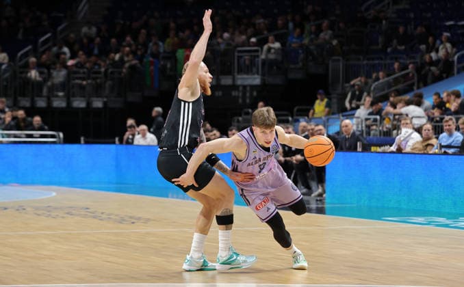Hassan Gravett, Bennet Hundt am Ball Zweikampf Spielszene Aktion Basketball Champions League CL Herren Saison 2025 2026 16.12.2025 ALBA Berlin vs. BC Sabah Baku