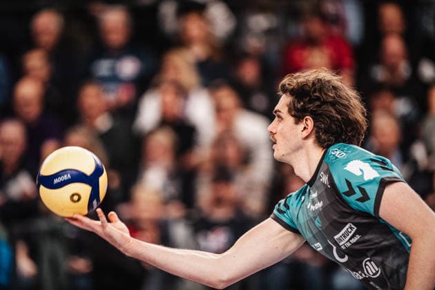 Volleyball Herren Saison 2025 2026 1. Volleyball Bundesliga Männer DVV Pokal Halbfinale SVG Lüneburg vs. SWD powervolleys Düren 16.12.2025 Robin Baghdady ( 8, SWD powervolleys Düren) wirft sich den Ball zum Aufschlag zu Lüneburg LKH Arena Niedersachsen Deutschland