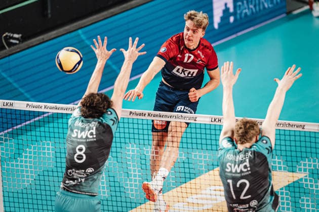 Volleyball Herren Saison 2025 2026 1. Volleyball Bundesliga Männer DVV Pokal Halbfinale SVG Lüneburg vs. SWD powervolleys Düren 16.12.2025 Axel Valentin Enlund ( 17, SVG Lüneburg) beim Angriff Lüneburg LKH Arena Niedersachsen Deutschland