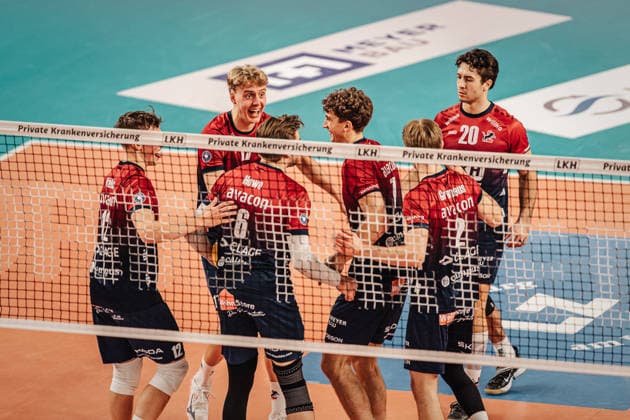 Volleyball Herren Saison 2025 2026 1. Volleyball Bundesliga Männer DVV Pokal Halbfinale SVG Lüneburg vs. SWD powervolleys Düren 16.12.2025 Lüneburg jubelt v.l. Santeri Välimaa ( 12, SVG Lüneburg), Axel Valentin Enlund ( 17, SVG Lüneburg), Jackson Clifford Howe ( 6, SVG Lüneburg), Joscha Kunstmann ( 7, SVG Lüneburg), Daniel Gruvaeus ( 2, SVG Lüneburg) und Ethan Champlin ( 20, SVG Lüneburg) Lüneburg LKH Arena Niedersachsen Deutschland