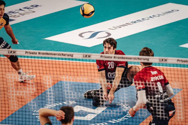 Volleyball Herren Saison 2025 2026 1. Volleyball Bundesliga Männer DVV Pokal Halbfinale SVG Lüneburg vs. SWD powervolleys Düren 16.12.2025 Annahme von Ethan Champlin ( 20, SVG Lüneburg) Lüneburg LKH Arena Niedersachsen Deutschland