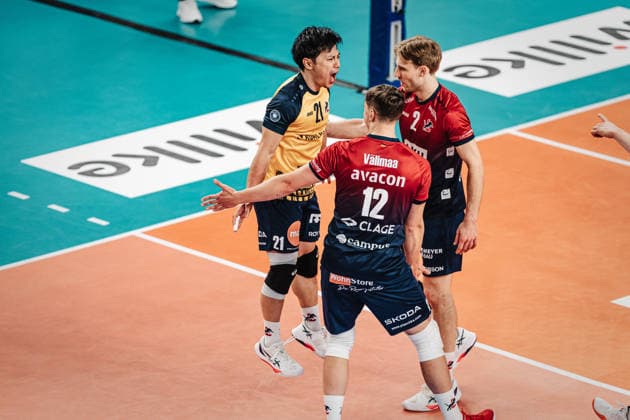 Volleyball Herren Saison 2025 2026 1. Volleyball Bundesliga Männer DVV Pokal Halbfinale SVG Lüneburg vs. SWD powervolleys Düren 16.12.2025 Jubel Lüneburg v.l. Sho Takahashi ( 21, SVG Lüneburg), Santeri Välimaa ( 12, SVG Lüneburg) und Daniel Gruvaeus ( 2, SVG Lüneburg) Lüneburg LKH Arena Niedersachsen Deutschland