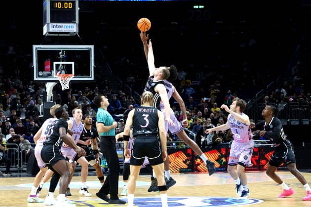 DEU, Basketball Champions League (BCL) , ALBA vs. BC Sabah, 16.12.2025, Uber-Arena, Berlin, DEU, Basketball Champions League (BCL) , ALBA vs. BC Sabah, im Bild ALBA-Spieler, Norris Agbakoko (ALBA Berlin 17), Klaevs ?avars (Sabah BC Bak 15)