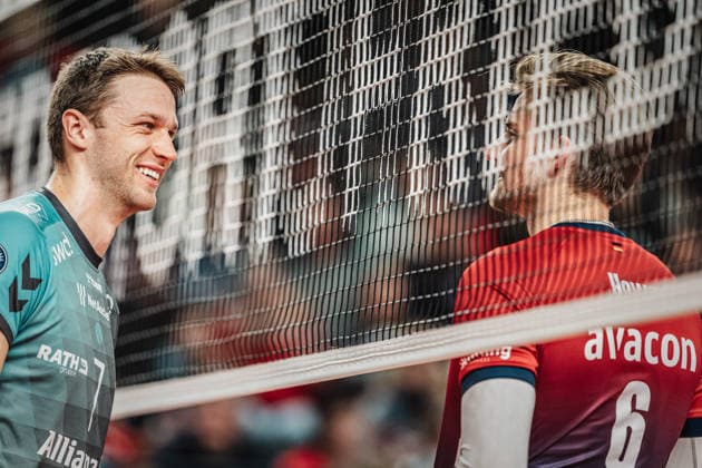 Volleyball Herren Saison 2025 2026 1. Volleyball Bundesliga Männer DVV Pokal Halbfinale SVG Lüneburg vs. SWD powervolleys Düren 16.12.2025 im Gespräch Jordan Canham ( 7, SWD powervolleys Düren) links und Jackson Clifford Howe ( 6, SVG Lüneburg) rechts Lüneburg LKH Arena Niedersachsen Deutschland