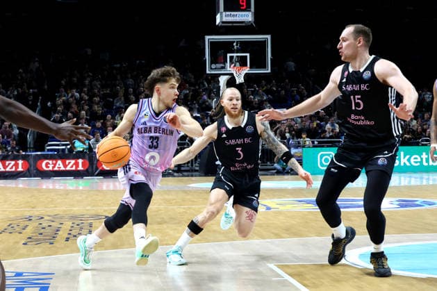 DEU, Basketball Champions League (BCL) , ALBA vs. BC Sabah, 16.12.2025, Uber-Arena, Berlin, DEU, Basketball Champions League (BCL) , ALBA vs. BC Sabah, im Bild Bennet Hundt (ALBA Berlin 33), Hassani Gravett (Sabah BC Bak 3), Klaevs ?avars (Sabah BC Bak 15)