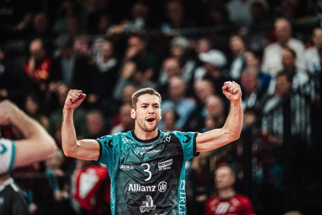 Volleyball Herren Saison 2025 2026 1. Volleyball Bundesliga Männer DVV Pokal Halbfinale SVG Lüneburg vs. SWD powervolleys Düren 16.12.2025 Joris Berkhout ( 3, SWD powervolleys Düren) jubelt Lüneburg LKH Arena Niedersachsen Deutschland