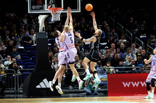 DEU, Basketball Champions League (BCL) , ALBA vs. BC Sabah, 16.12.2025, Uber-Arena, Berlin, DEU, Basketball Champions League (BCL) , ALBA vs. BC Sabah, im Bild Moses Wood (ALBA Berlin 11), Sam Griesel (ALBA Berlin 5), Hassani Gravett (Sabah BC Bak 3)