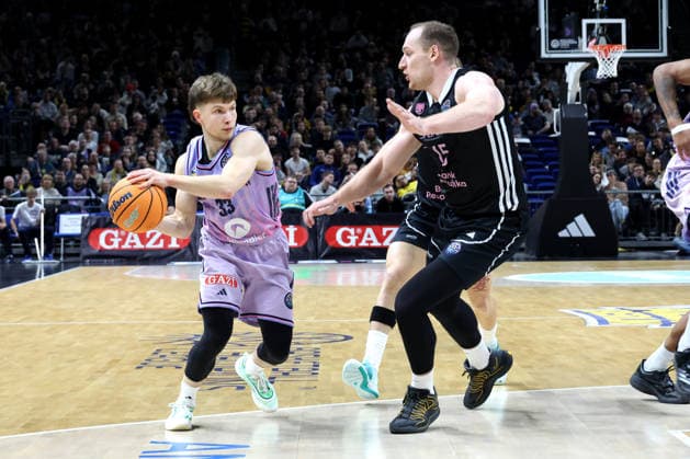 DEU, Basketball Champions League (BCL) , ALBA vs. BC Sabah, 16.12.2025, Uber-Arena, Berlin, DEU, Basketball Champions League (BCL) , ALBA vs. BC Sabah, im Bild Bennet Hundt (ALBA Berlin 33), Klaevs ?avars (Sabah BC Bak 15)