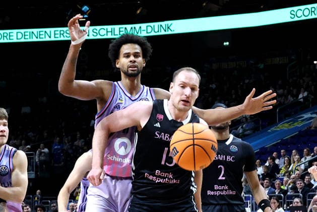DEU, Basketball Champions League (BCL) , ALBA vs. BC Sabah, 16.12.2025, Uber-Arena, Berlin, DEU, Basketball Champions League (BCL) , ALBA vs. BC Sabah, im Bild Norris Agbakoko (ALBA Berlin 17), Klaevs ?avars (Sabah BC Bak 15)