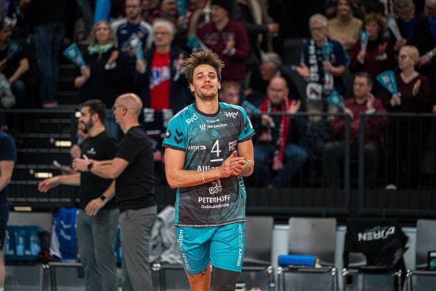Volleyball I Herren I Saison 2025 2026 I DVV Pokal I Halbfinale I SVG Lüneburg - SWD powervolleys Düren I 16.12.2025 Einzelfoto, Freisteller, Einzelbild, Cut-out, isoliertes Motiv, Sportaufnahme, Nahaufnahme, freigestellt, freigestellte Aufnahme, Aufnahme, Einzeln: Gregor Pernus (4, SWD Powervolleys Düren) beim Einlaufen Copyright: xLobeca Bjorn-OlexKehmx