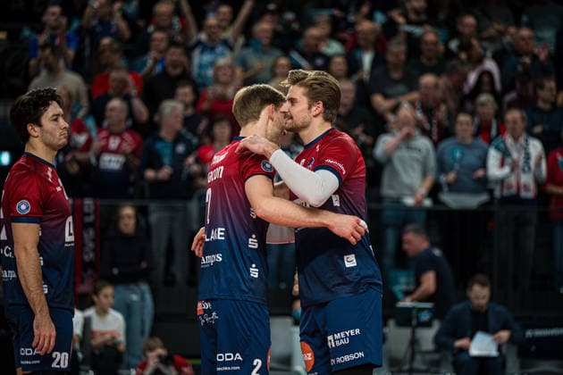 Volleyball I Herren I Saison 2025 2026 I DVV Pokal I Halbfinale I SVG Lüneburg - SWD powervolleys Düren I 16.12.2025 Daniel Gruvaeus (2, SVG Lüneburg) und Jackson Clifford Howe (6, SVG Lüneburg) umarmen sich auf dem Feld Copyright: xLobeca Bjorn-OlexKehmx