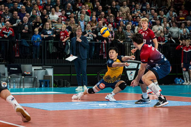 Volleyball I Herren I Saison 2025 2026 I DVV Pokal I Halbfinale I SVG Lüneburg - SWD powervolleys Düren I 16.12.2025 Sho Takahashi (21, SVG Lüneburg) nimmt den Ball an Copyright: xLobeca Bjorn-OlexKehmx