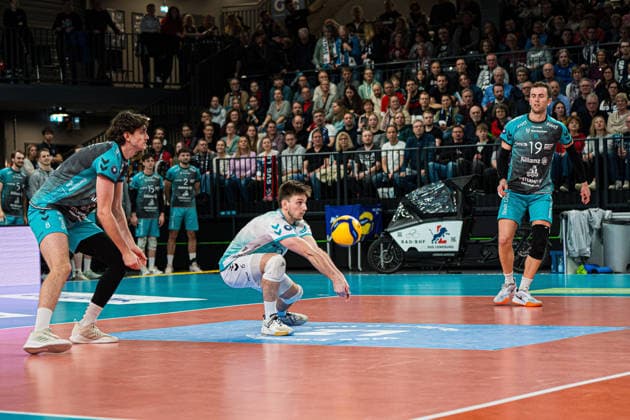 Volleyball I Herren I Saison 2025 2026 I DVV Pokal I Halbfinale I SVG Lüneburg - SWD powervolleys Düren I 16.12.2025 Troy Arthur Gooch (6, SWD Powervolleys Düren) in der Annahme Copyright: xLobeca Bjorn-OlexKehmx