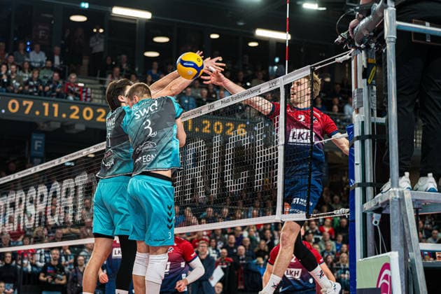 Volleyball I Herren I Saison 2025 2026 I DVV Pokal I Halbfinale I SVG Lüneburg - SWD powervolleys Düren I 16.12.2025 Daniel Gruvaeus (2, SVG Lüneburg) im Angriff gegen Kyle Paulson (1, SWD Powervolleys Düren) und Joris Benjamin Berkhout (3, SWD Powervolleys Düren) Copyright: xLobeca Bjorn-OlexKehmx