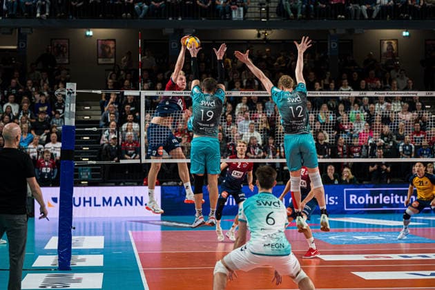 Volleyball I Herren I Saison 2025 2026 I DVV Pokal I Halbfinale I SVG Lüneburg - SWD powervolleys Düren I 16.12.2025 Axel Valentin Enlund (17, SVG Lüneburg) im Angriff gegen den Block von Ryan Poole (19, SWD Powervolleys Düren) und Siebe Korenblek (12, SWD Powervolleys Düren) Copyright: xLobeca Bjorn-OlexKehmx