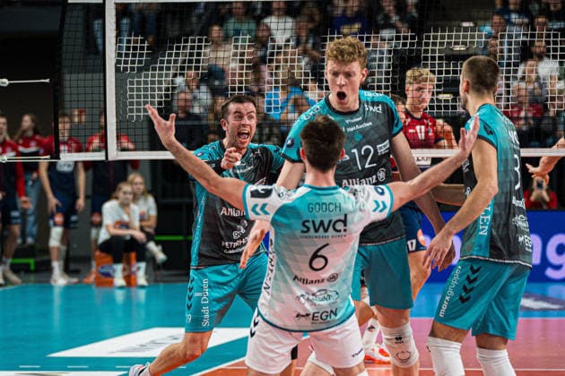 Volleyball I Herren I Saison 2025 2026 I DVV Pokal I Halbfinale I SVG Lüneburg - SWD powervolleys Düren I 16.12.2025 Ryan Poole (19, SWD Powervolleys Düren) jubelt mit der Mannschaft Copyright: xLobeca Bjorn-OlexKehmx