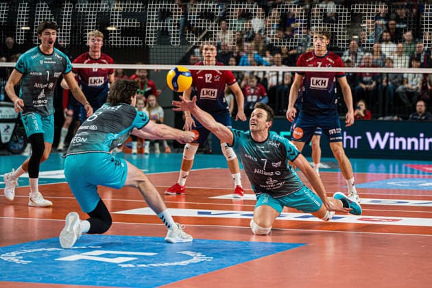 Volleyball I Herren I Saison 2025 2026 I DVV Pokal I Halbfinale I SVG Lüneburg - SWD powervolleys Düren I 16.12.2025 Jordan Alexander Canham (7, SWD Powervolleys Düren) hechtet dem Ball hinterher Copyright: xLobeca Bjorn-OlexKehmx