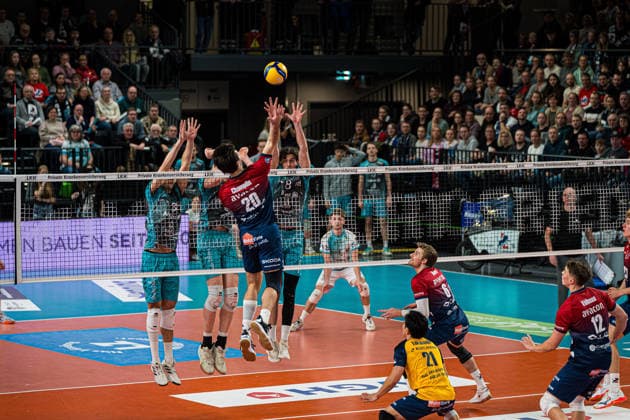 Volleyball I Herren I Saison 2025 2026 I DVV Pokal I Halbfinale I SVG Lüneburg - SWD powervolleys Düren I 16.12.2025 Ethan Robert Champlin (20, SVG Lüneburg) im Angriff gegen SWD Powervolleys Düren Copyright: xLobeca Bjorn-OlexKehmx