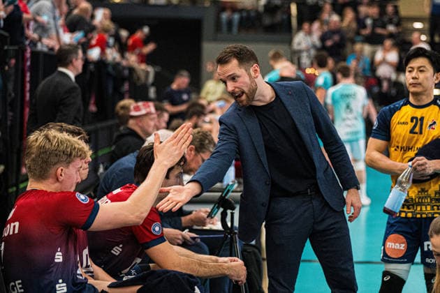 Volleyball I Herren I Saison 2025 2026 I DVV Pokal I Halbfinale I SVG Lüneburg - SWD powervolleys Düren I 16.12.2025 Tyler Koslowsky (Co-Trainer, SVG Lüneburg) klatscht mit Axel Valentin Enlund (17, SVG Lüneburg) ab Copyright: xLobeca Bjorn-OlexKehmx