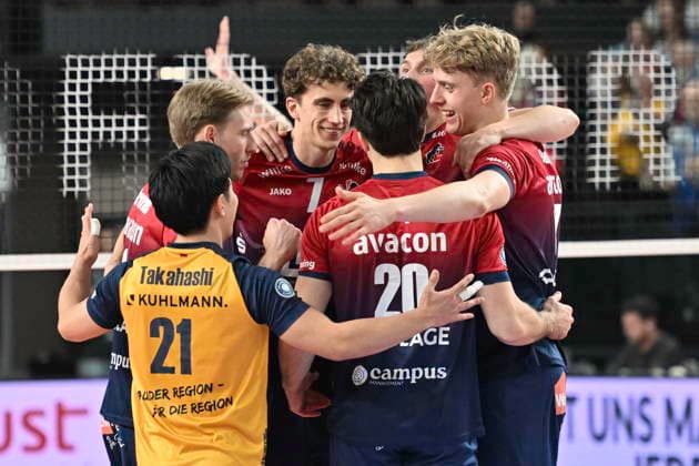 GER; 1.VBL, DVV-Pokal, SVG Lueneburg vs SWD powervolleys Dueren 16.12.2025, LKH Arena, Lueneburg, GER; 1. VBL, DVV-Pokal, SVG Lueneburg vs SWD powervolleys Dueren im Bild die Lueneburger Mannschaft jubelt