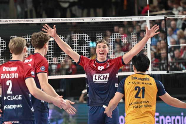 GER; 1.VBL, DVV-Pokal, SVG Lueneburg vs SWD powervolleys Dueren 16.12.2025, LKH Arena, Lueneburg, GER; 1. VBL, DVV-Pokal, SVG Lueneburg vs SWD powervolleys Dueren im Bild die Lueneburger Mannschaft jubelt